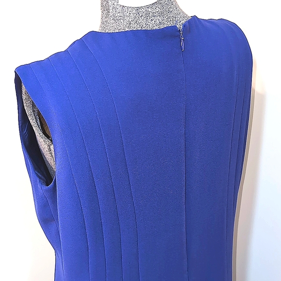 Women's Sleeveless Pleated Crepe Dress - Picture 10 of 12